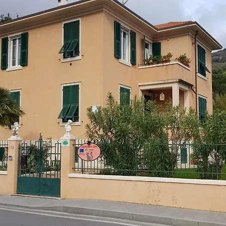 Bibi A Mare Pensión Finale Ligure